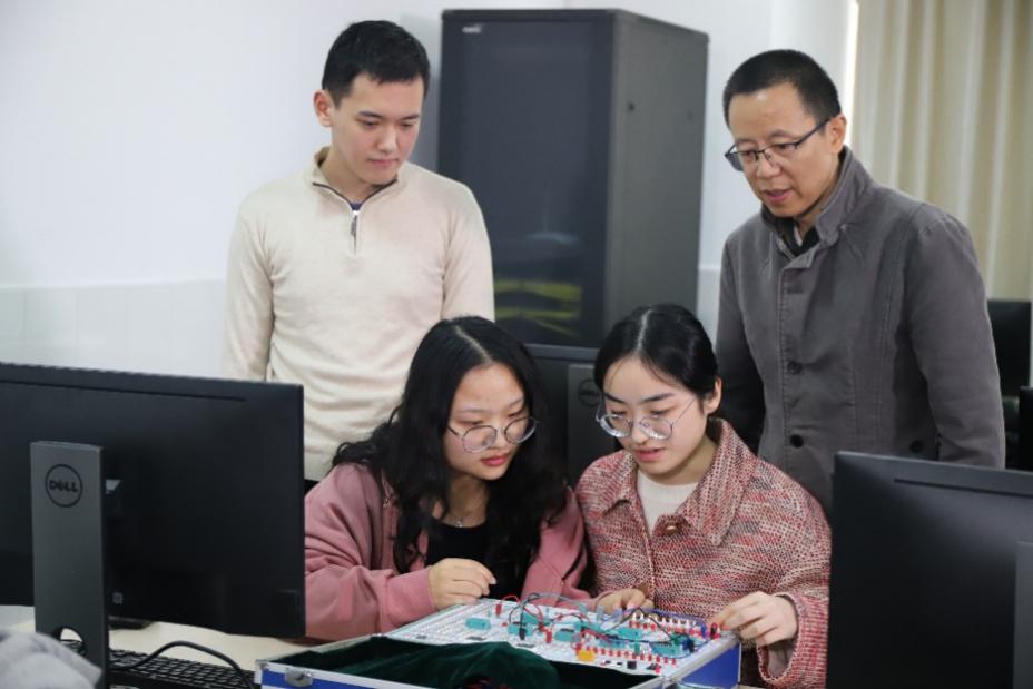 深耕网络系统建设，铸就实验室管理新标杆——记荣获“实验室建设管理先进集体”称号的优秀团队